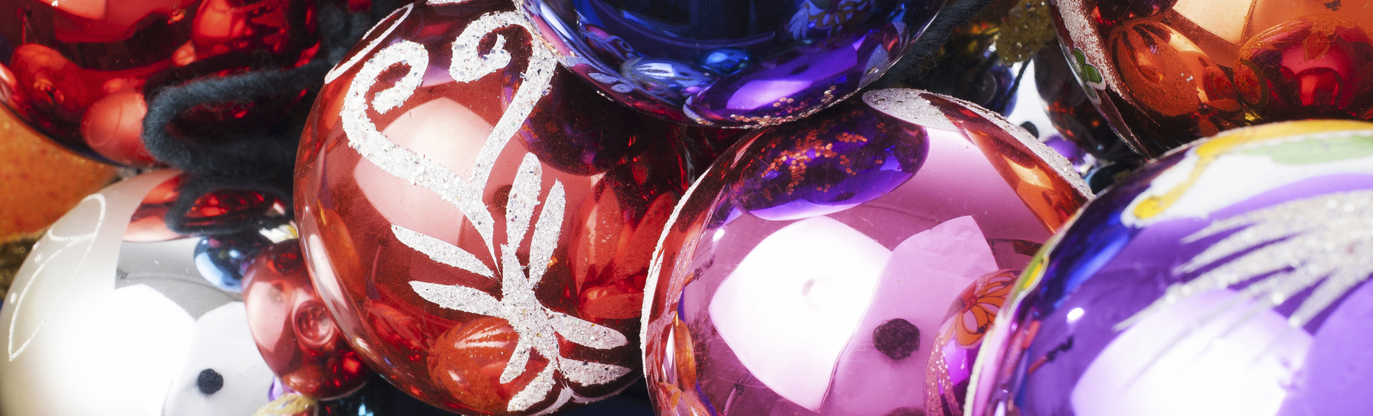 farbenfroher Weihnachtsschmuck