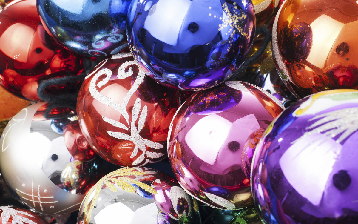 farbenfroher Weihnachtsschmuck