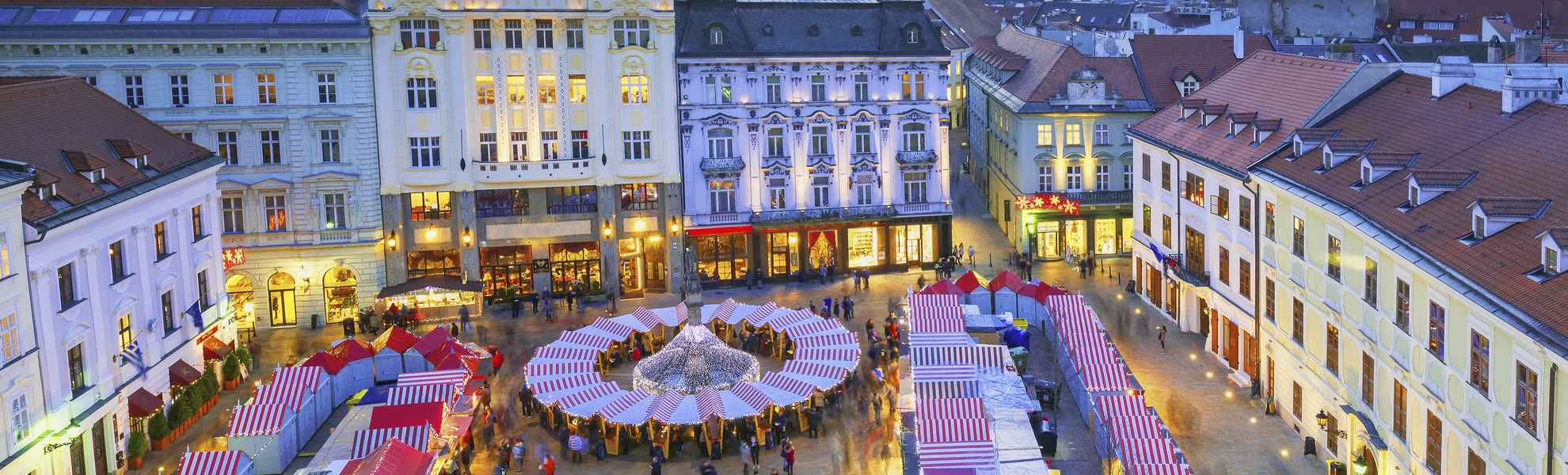 Luftaufnahme vom Weihnachtsmarkt in Bratislava, Slowakei