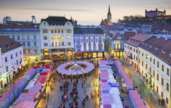 Luftaufnahme vom Weihnachtsmarkt in Bratislava, Slowakei