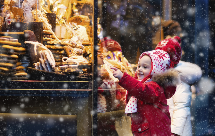 kleines Kind auf einem Weihnachtsmarkt
