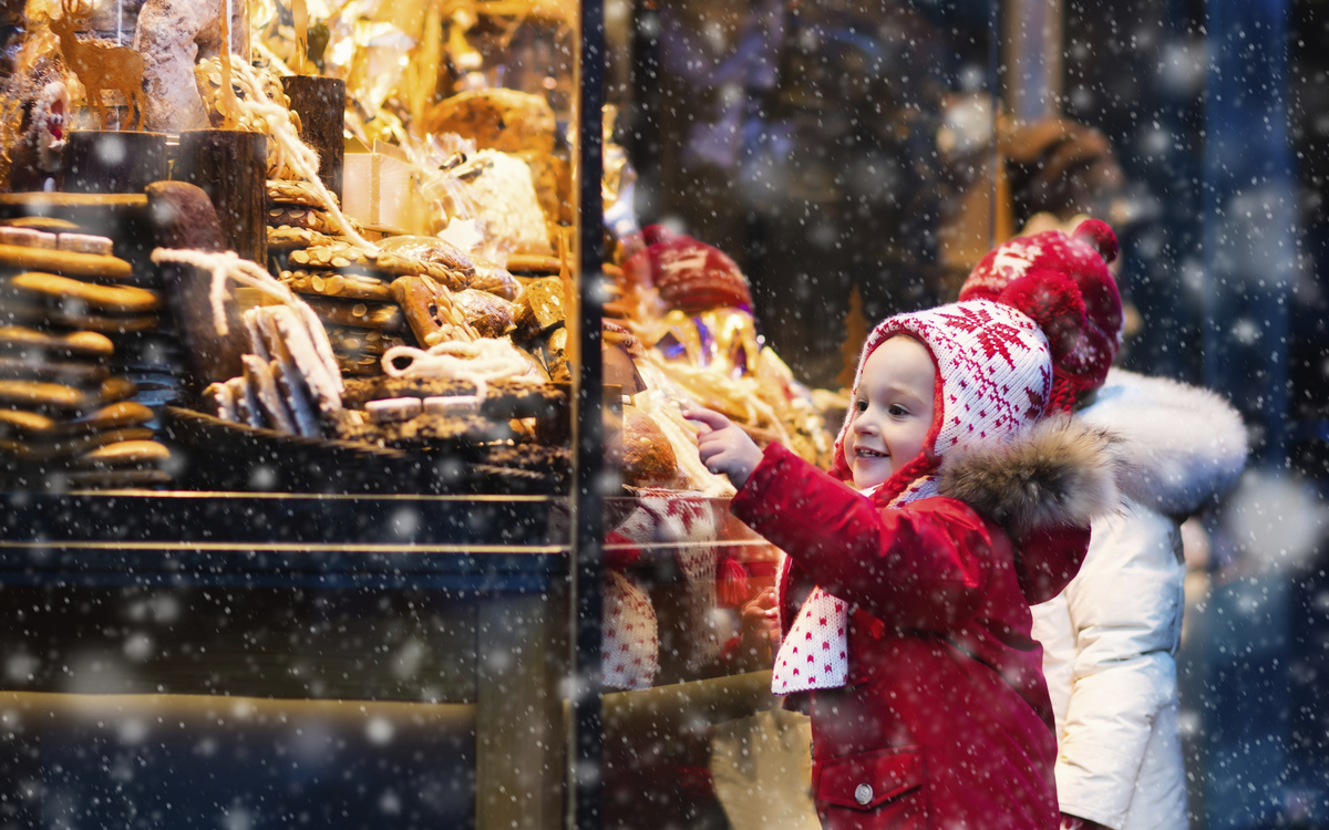 kleines Kind auf einem Weihnachtsmarkt