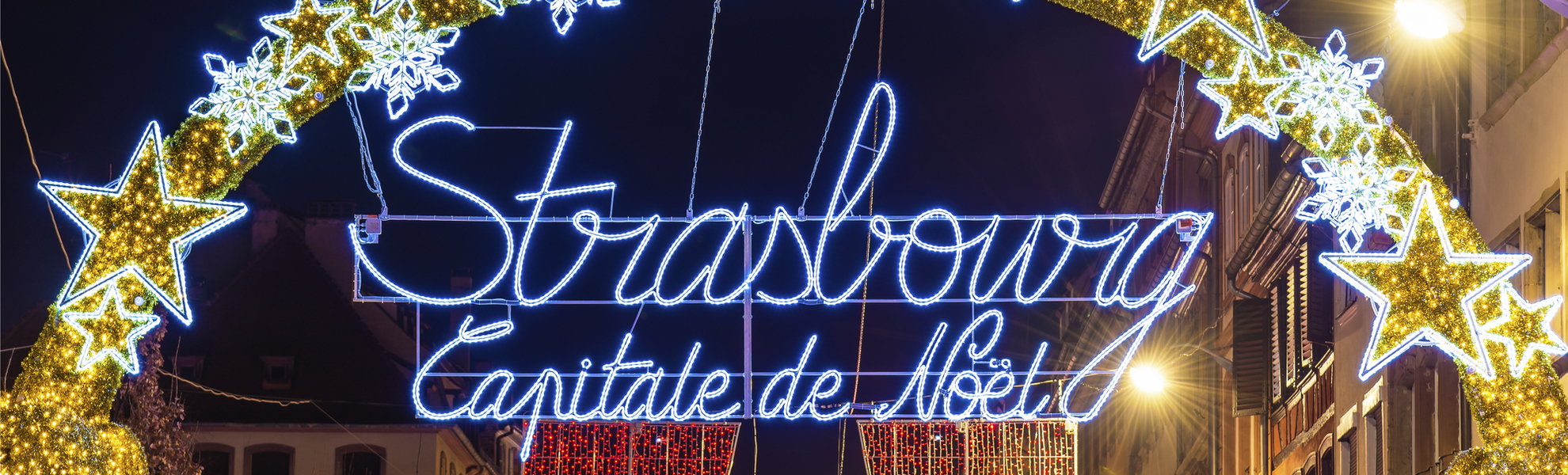 Beleuchtung auf dem Weihnachtsmarkt in Straßburg, Frankreich