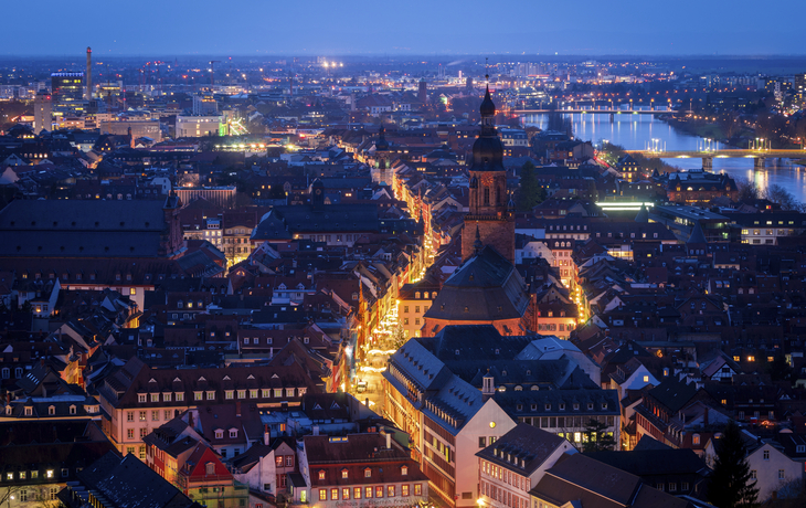 Luftaufnahme von Heidelberg bei Nacht, Deutschland