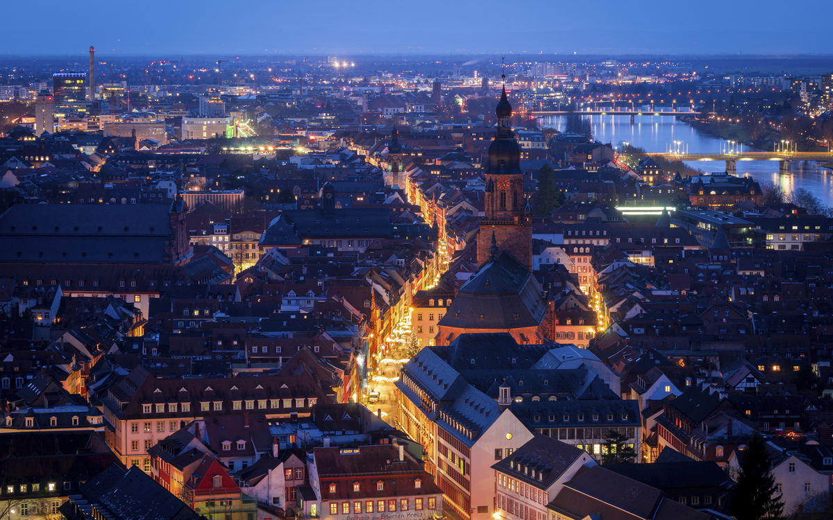 Luftaufnahme von Heidelberg bei Nacht, Deutschland
