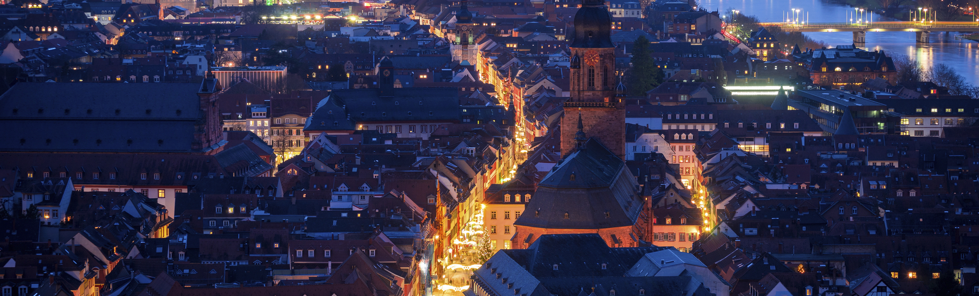 Luftaufnahme von Heidelberg bei Nacht, Deutschland