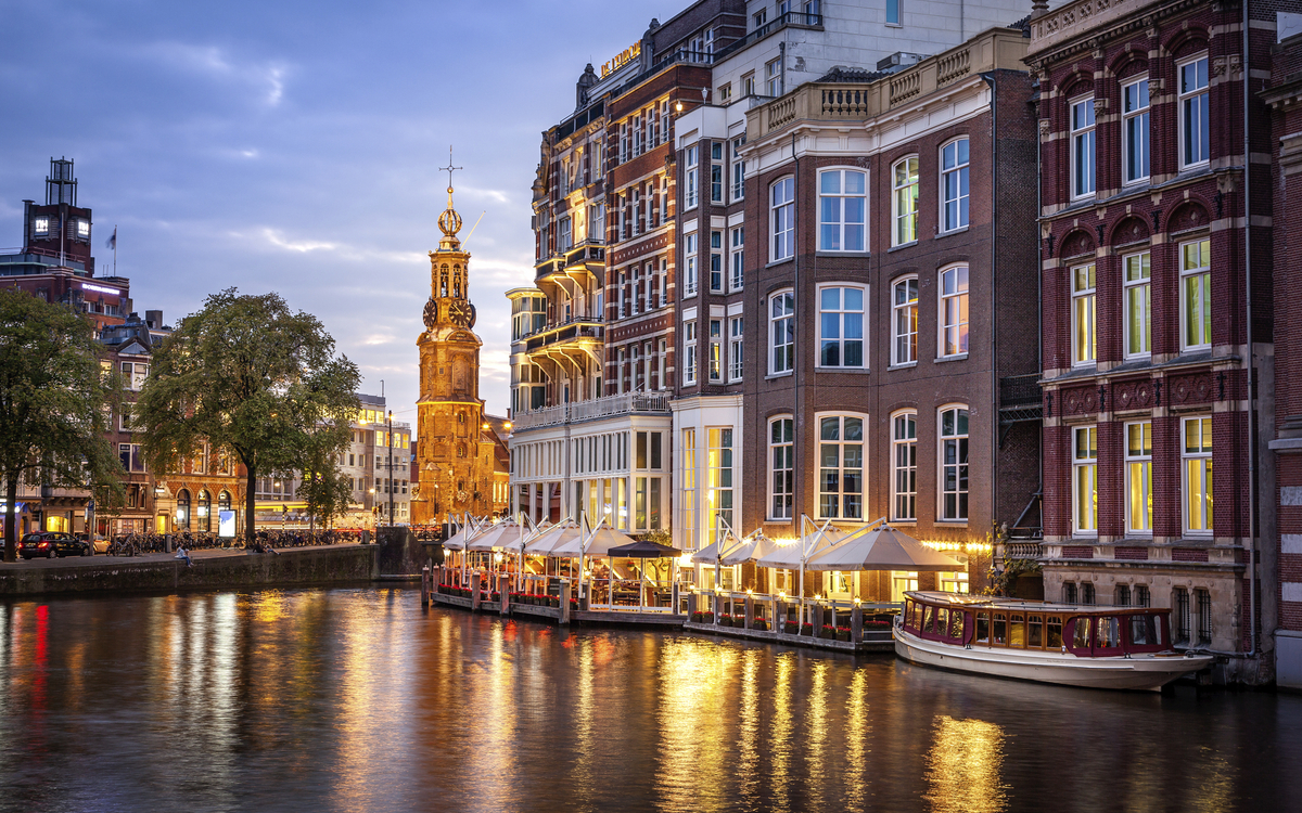 Beleuchtete Gracht in Amsterdam am Abend, Niederlande