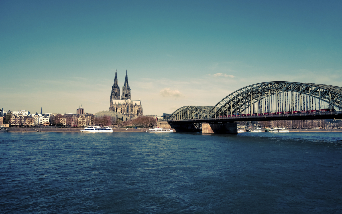 Hohenzollernbrücke und Dom in Köln am Rhein, Deutschland