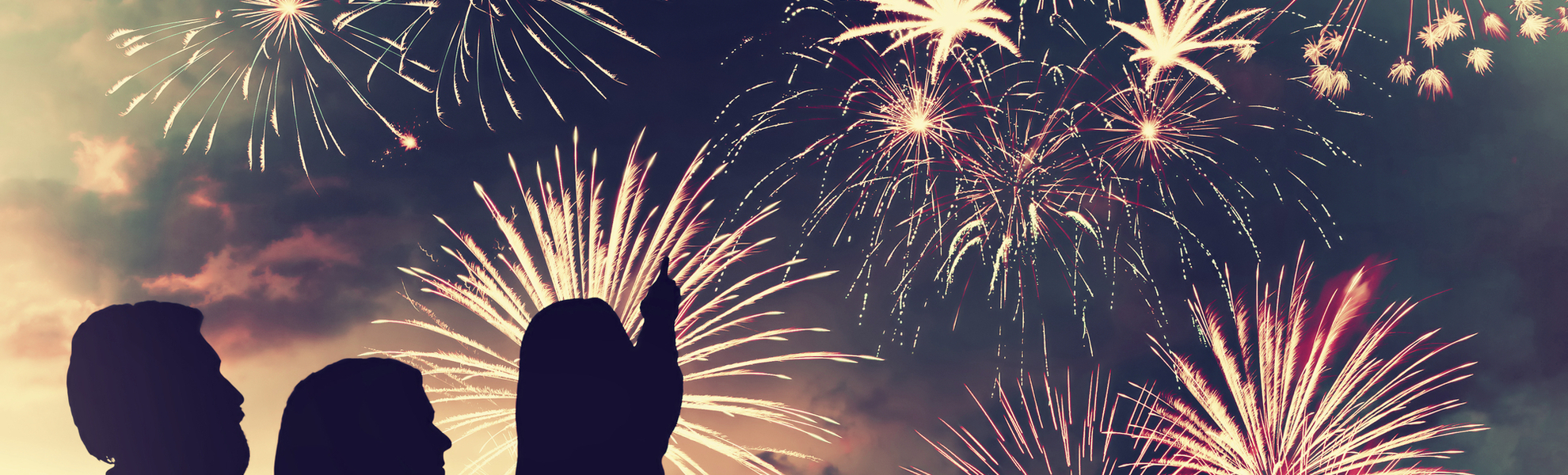 Menschen schauen Feuwerk an