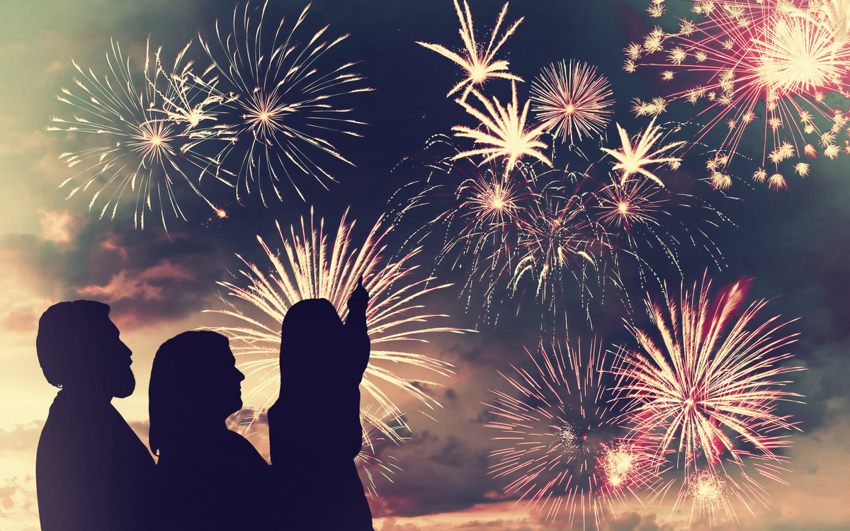 Menschen schauen Feuwerk an