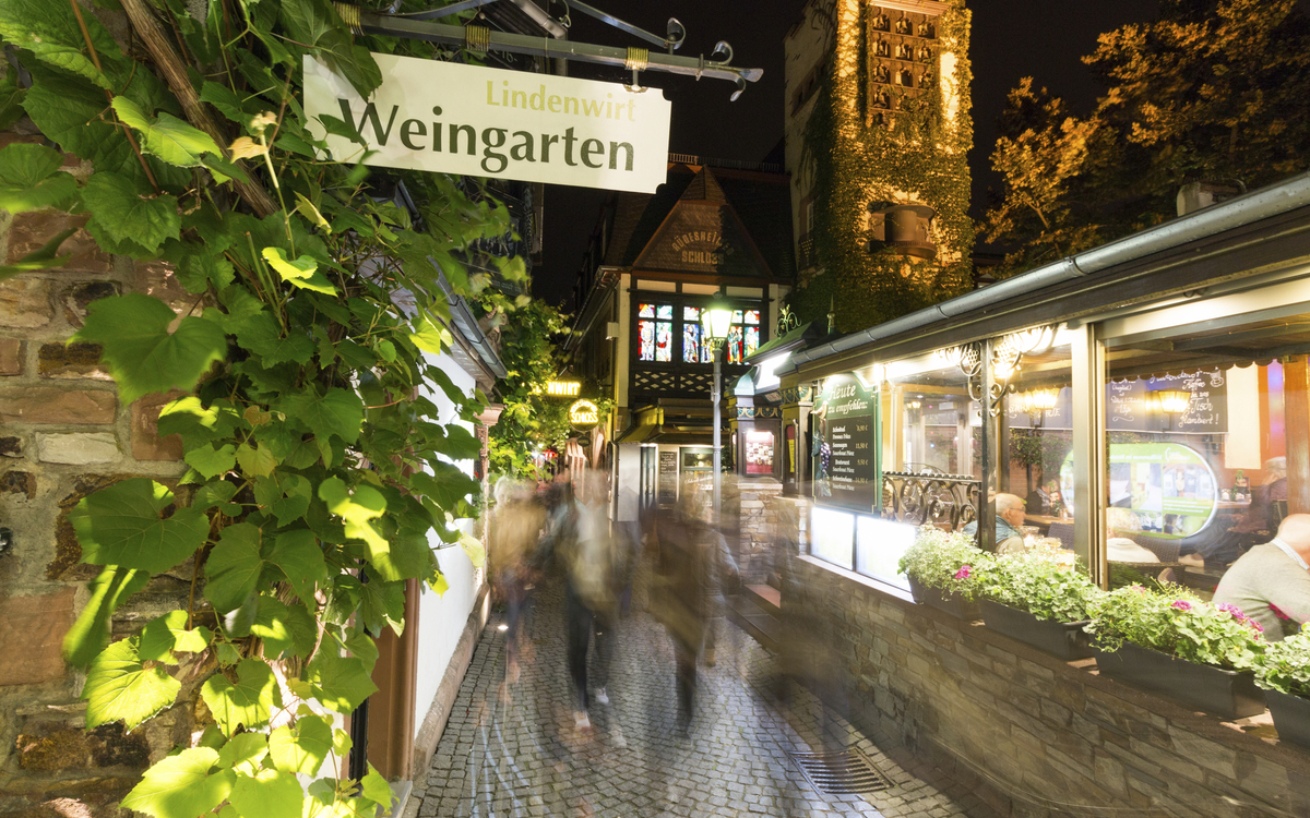 nächtliche Drosselgasse in Rüdesheim, Deutschland