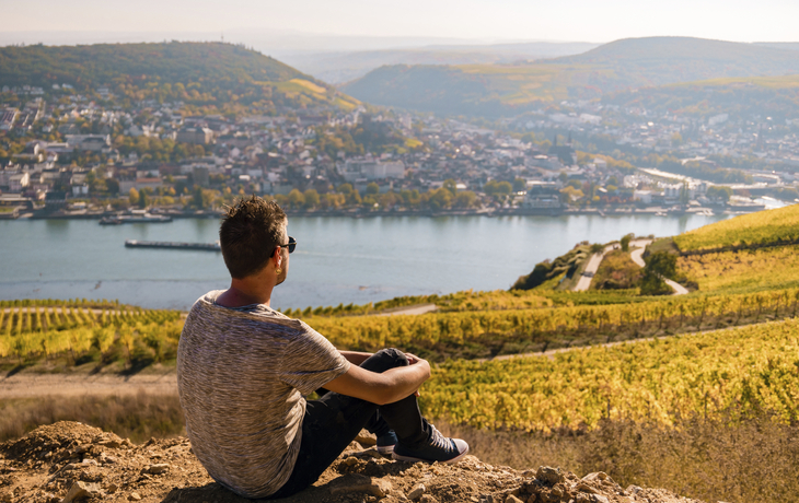 Mann in Ruedesheim, Deutschland