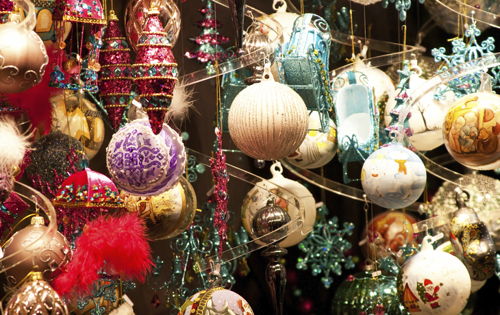 Christbaumschmuck auf dem Weihnachtsmarkt