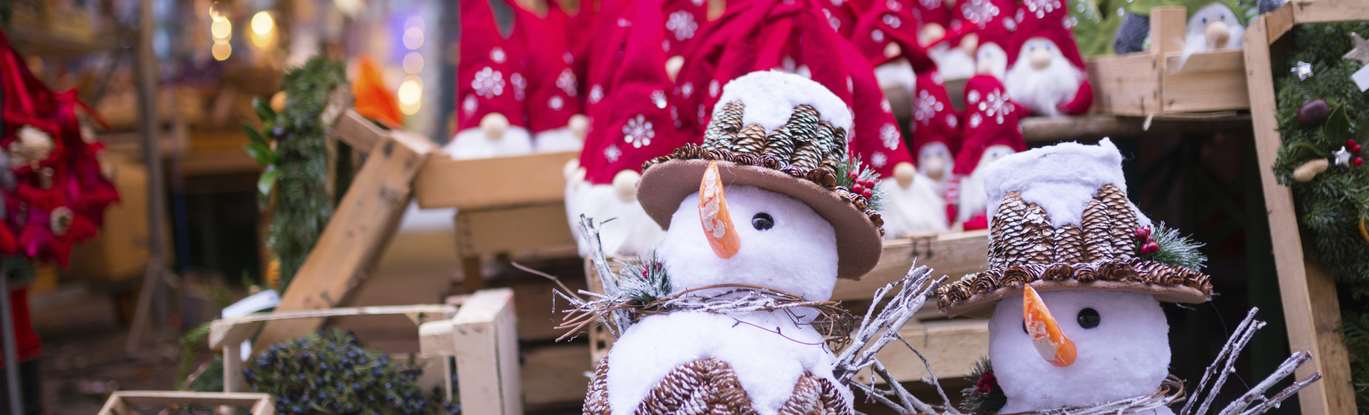 Schneemaenner am Stand auf dem Weihnachtsmarkt, Deutschland