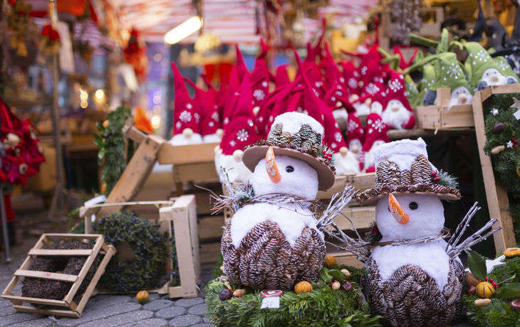 Schneemaenner am Stand auf dem Weihnachtsmarkt, Deutschland