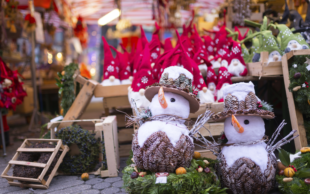 Schneemaenner am Stand auf dem Weihnachtsmarkt, Deutschland