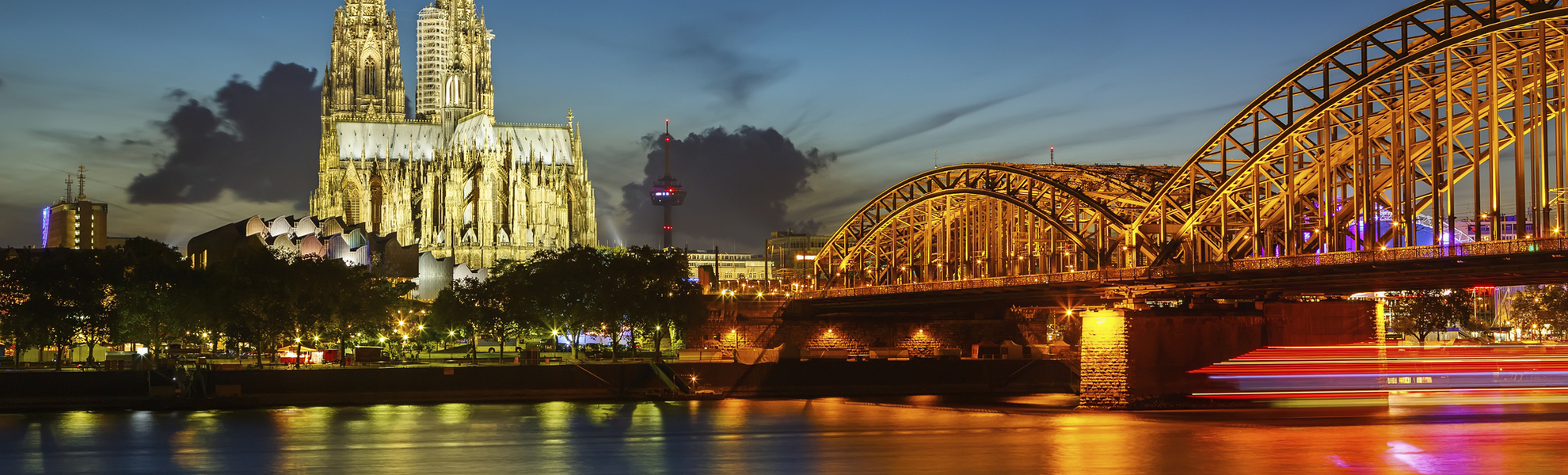Hohenzollernbrücke und der Kölner Dom bei Nacht, Deutschland