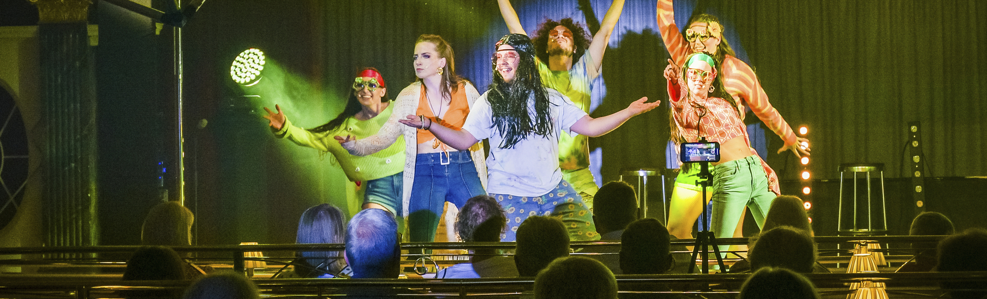 Show-Programm im Kaisersaal, MS Deutschland