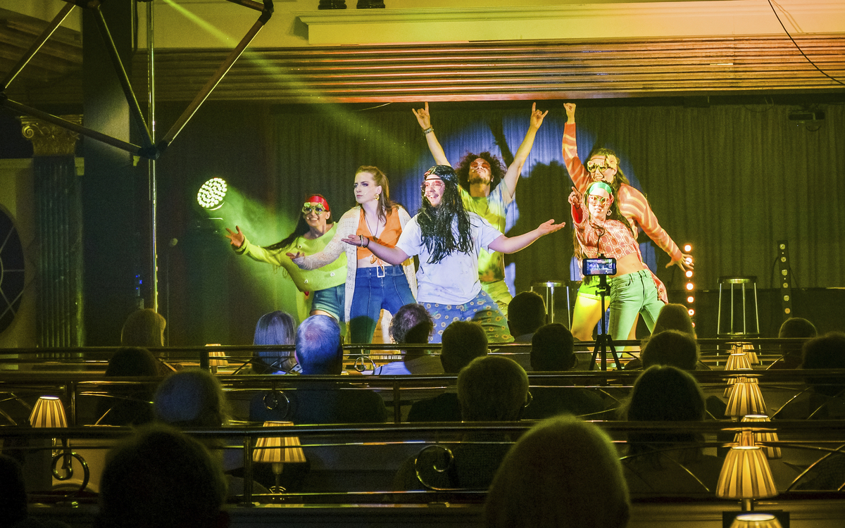 Show-Programm im Kaisersaal, MS Deutschland