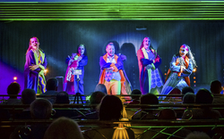 Show-Programm im Kaisersaal, MS Deutschland