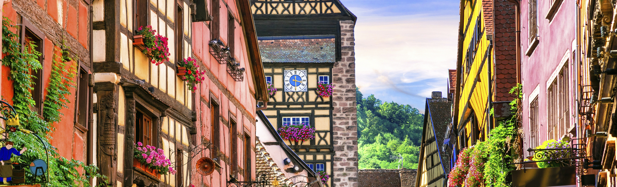 Gasse im elsässischen Riquewihr, Frankreich