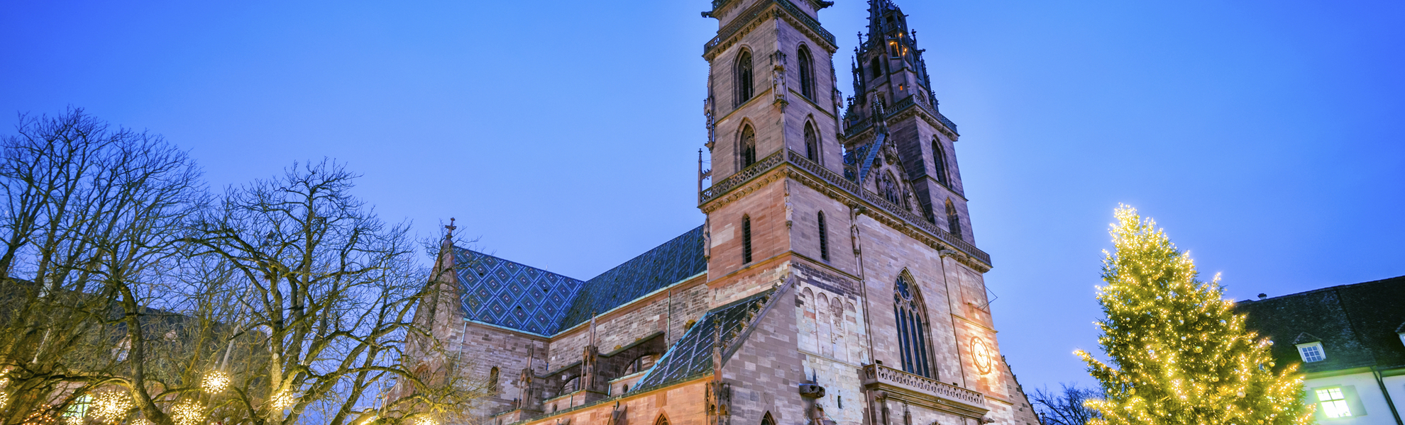 Münsterplatz und Kirche in Basel während der Weihnachtszeit, Schweiz