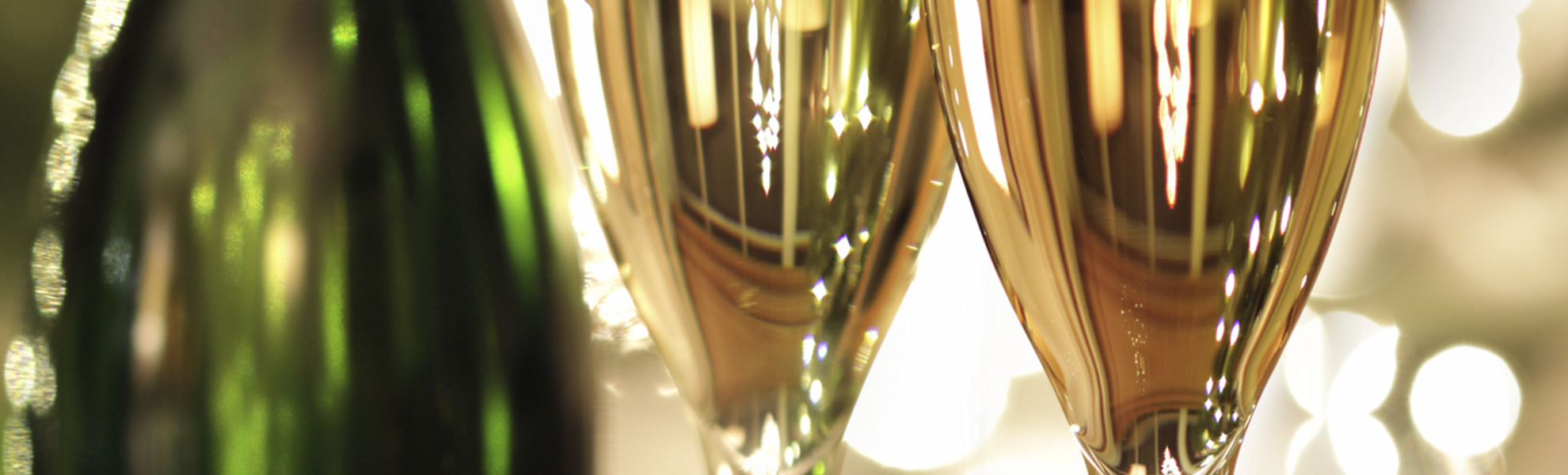 Sektgläser im Lichterschein