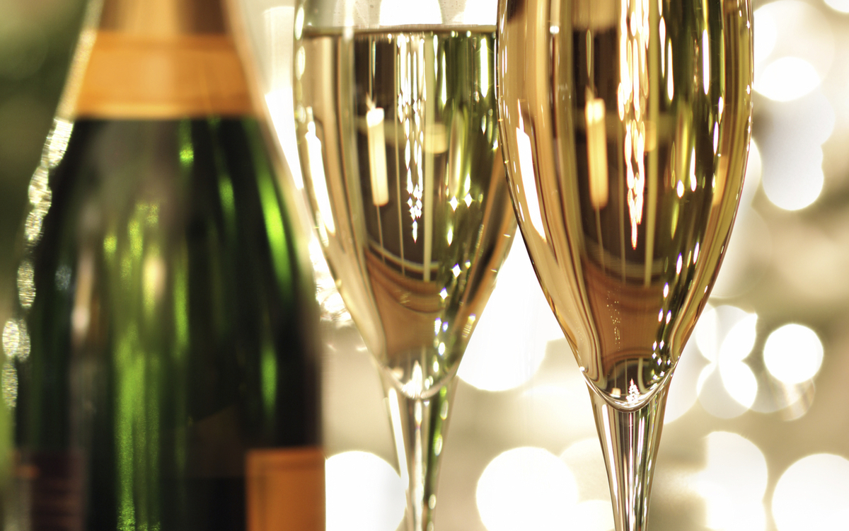 Sektgläser im Lichterschein