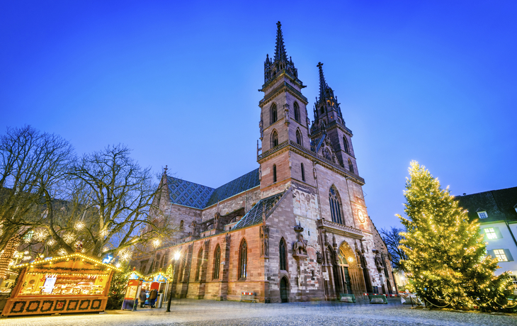 Münsterplatz und Kirche in Basel während der Weihnachtszeit, Schweiz