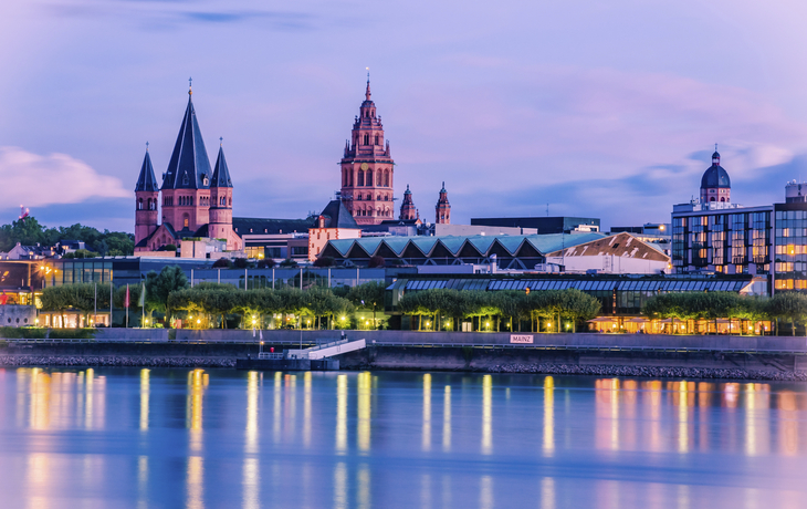 Skyline von Mainz bei Nacht, Deutschland