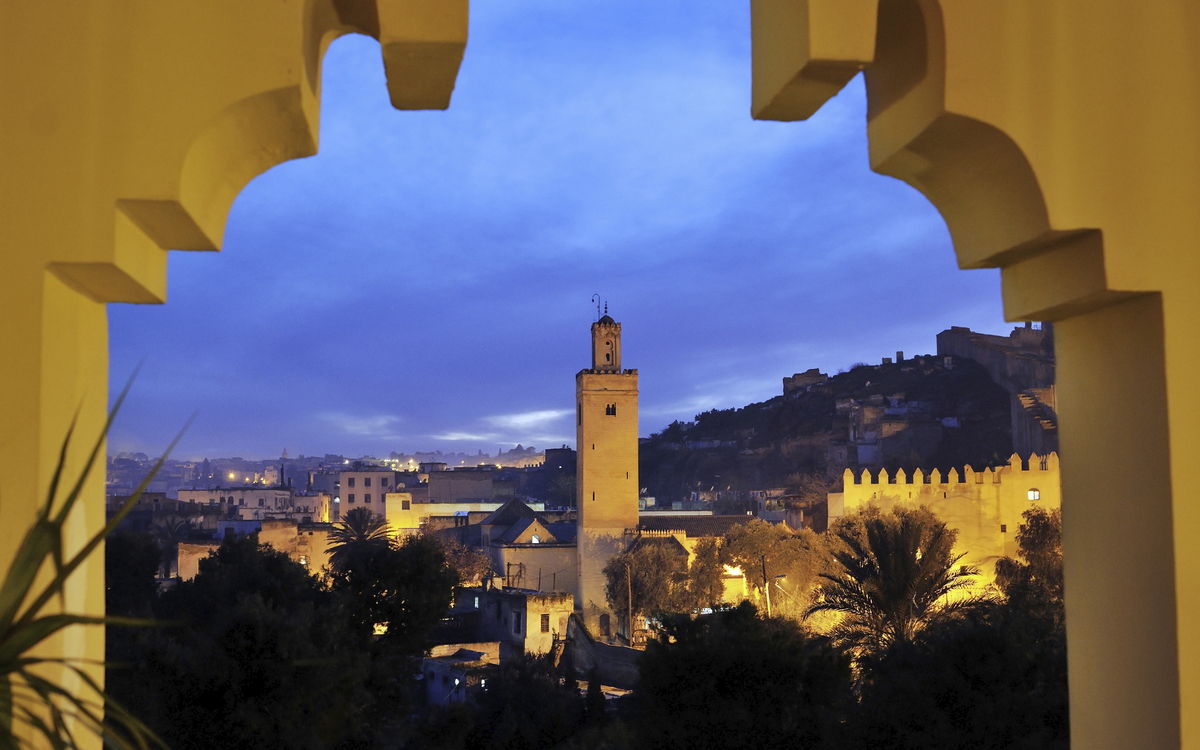 Blick auf die Stadt Fes bei Nacht, Marokko