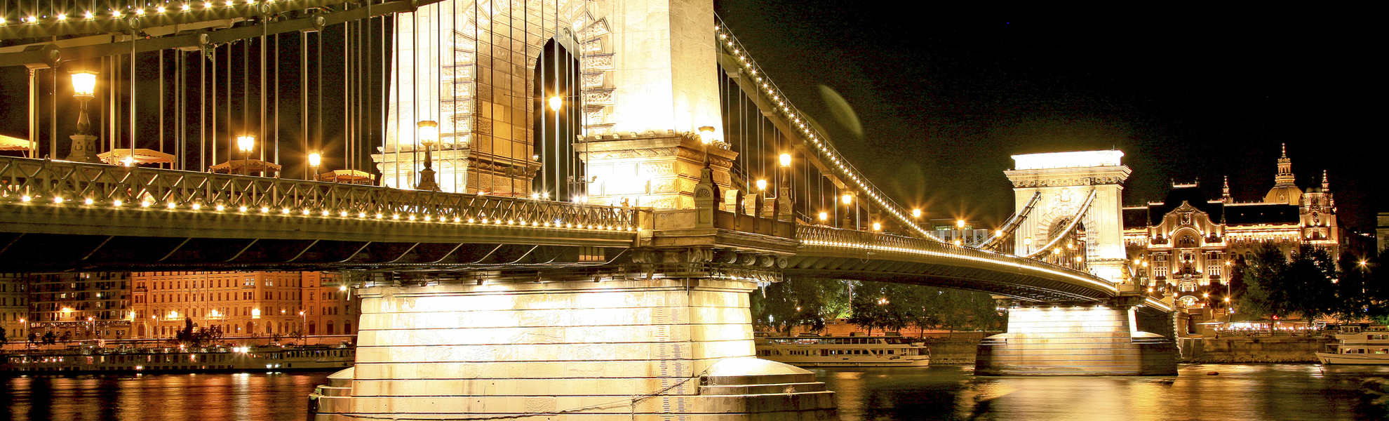 Kettenbrücke über der Donau in Budapest bei Nacht, Ungarn
