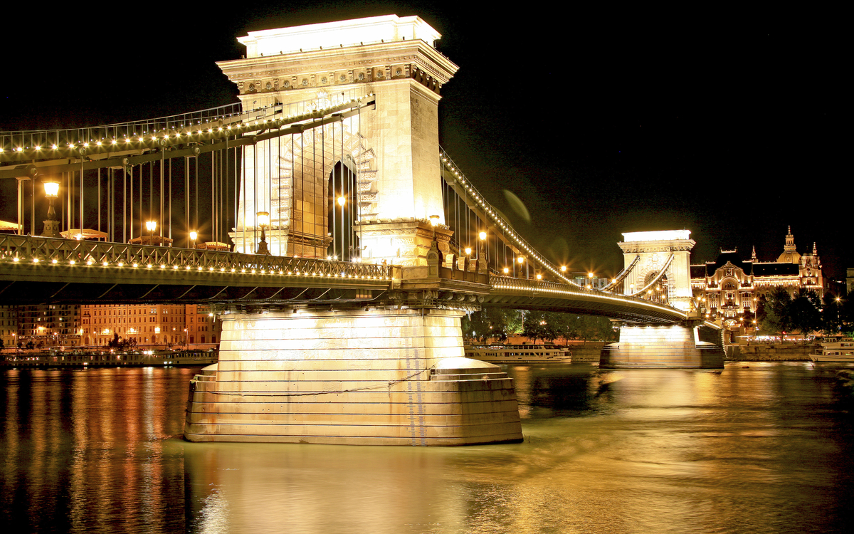 Kettenbrücke über der Donau in Budapest bei Nacht, Ungarn