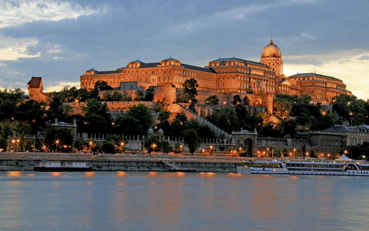 Burgpalast in Budapest während des Sonnenuntergangs, Ungarn