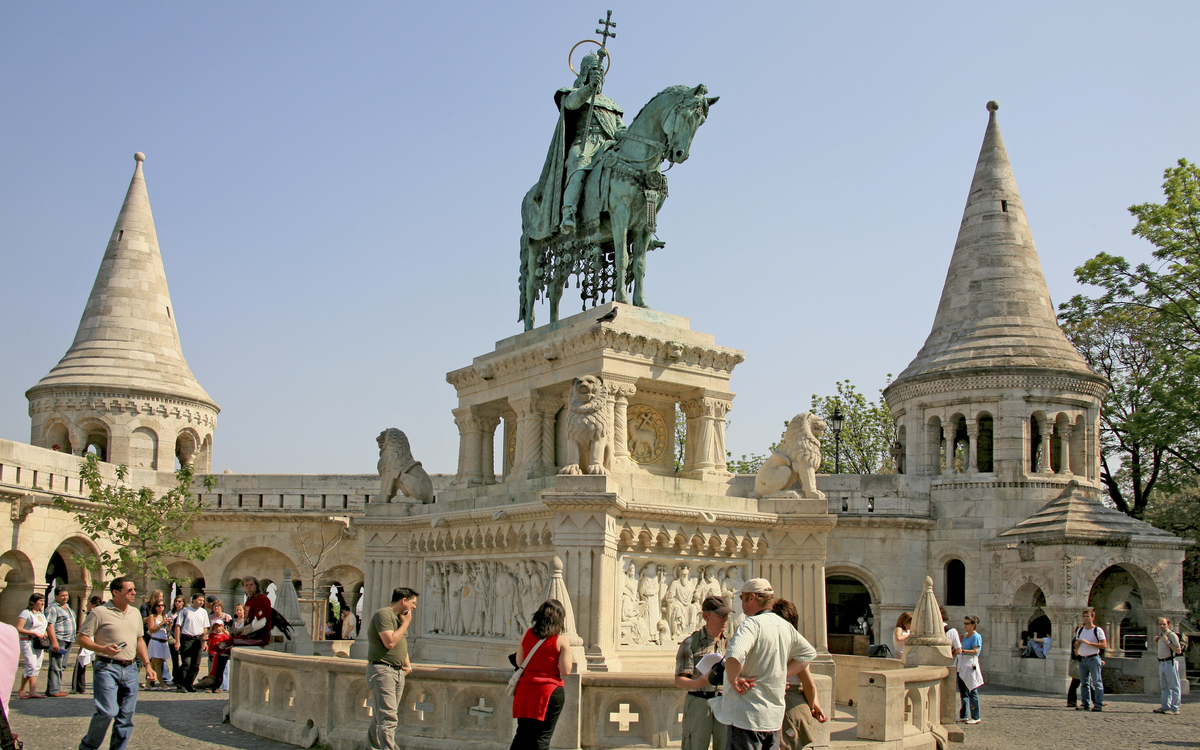 Neoromanisches Monument 'Fischerbastei' mit dem Reiterdenkmal in Budapest, Ungarn
