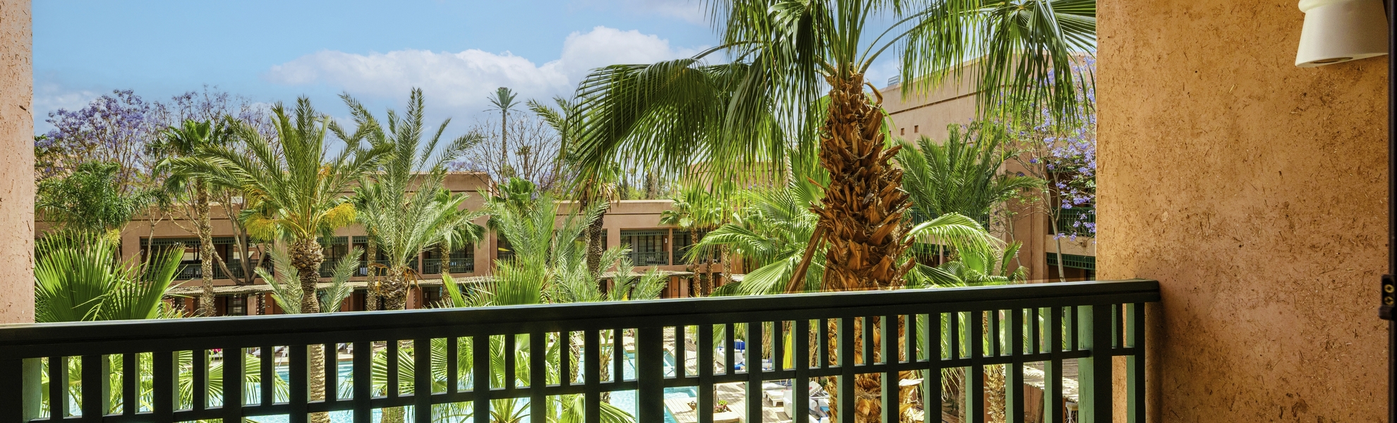 Beispiel Terrasse mit Blick zum Pool