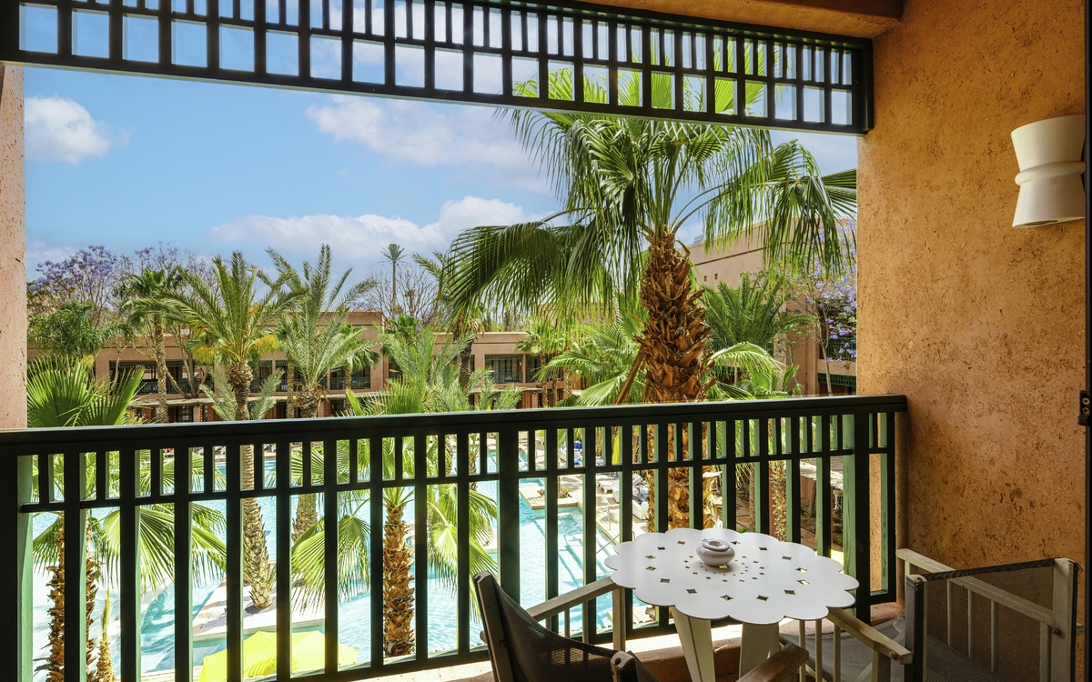 Beispiel Terrasse mit Blick zum Pool