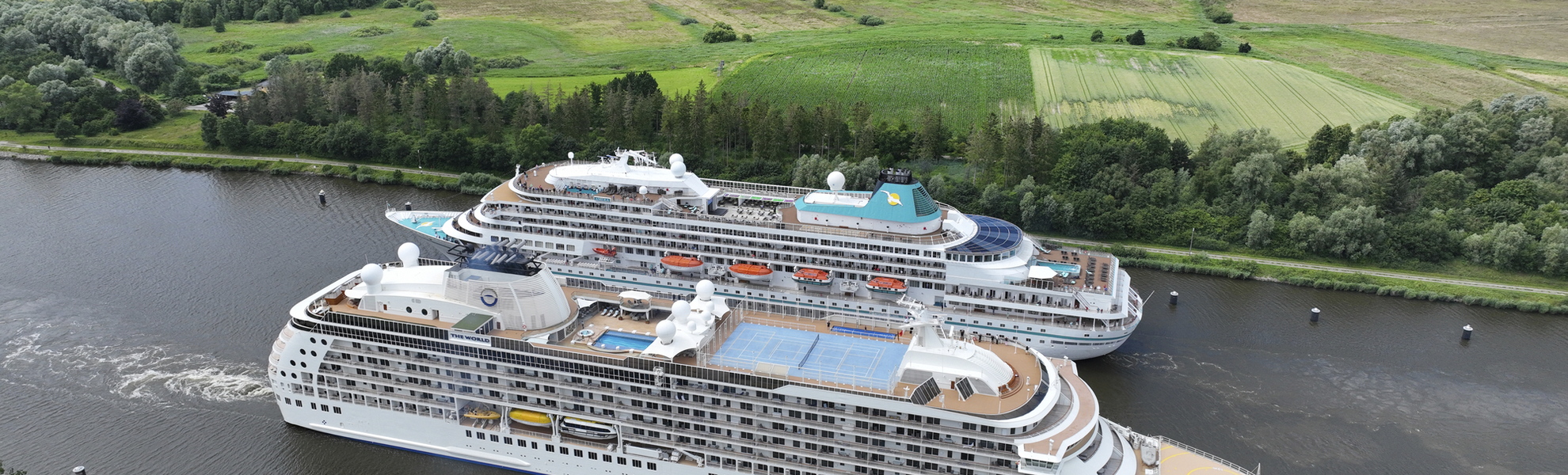 MS Amera im NOK, Begegnung mit The World