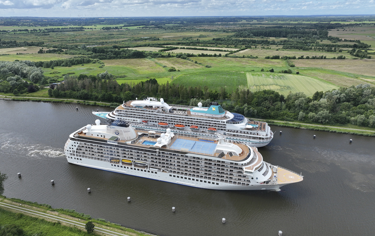 MS Amera im NOK, Begegnung mit The World