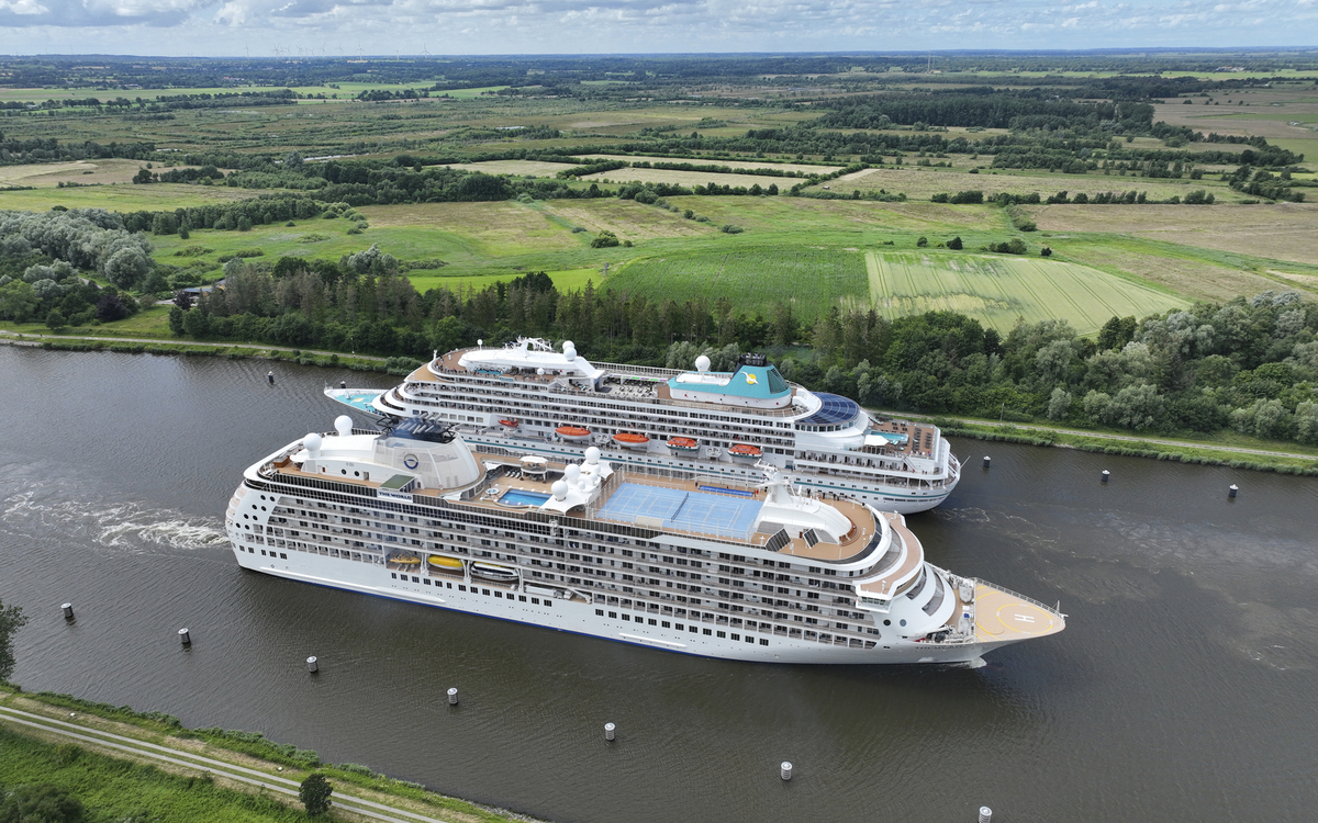 MS Amera im NOK, Begegnung mit The World