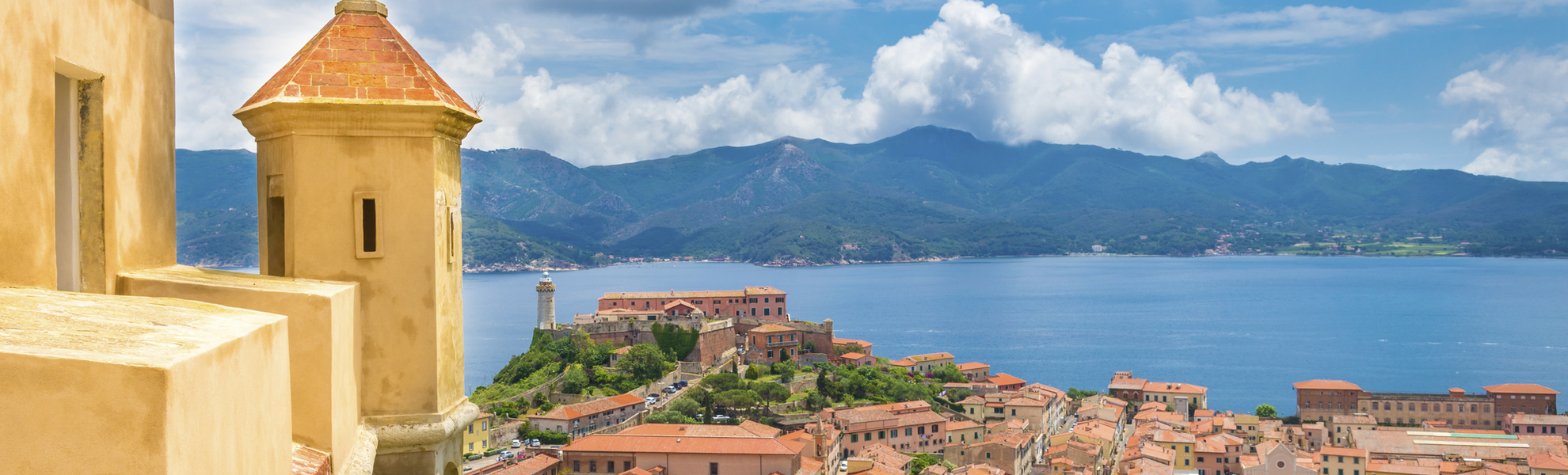 Forte Falcoone über den Dächern von Portoferreio, Italien
