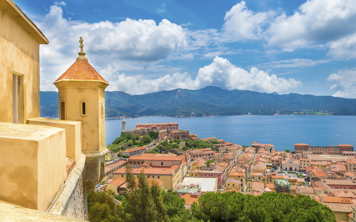 Forte Falcoone über den Dächern von Portoferreio, Italien