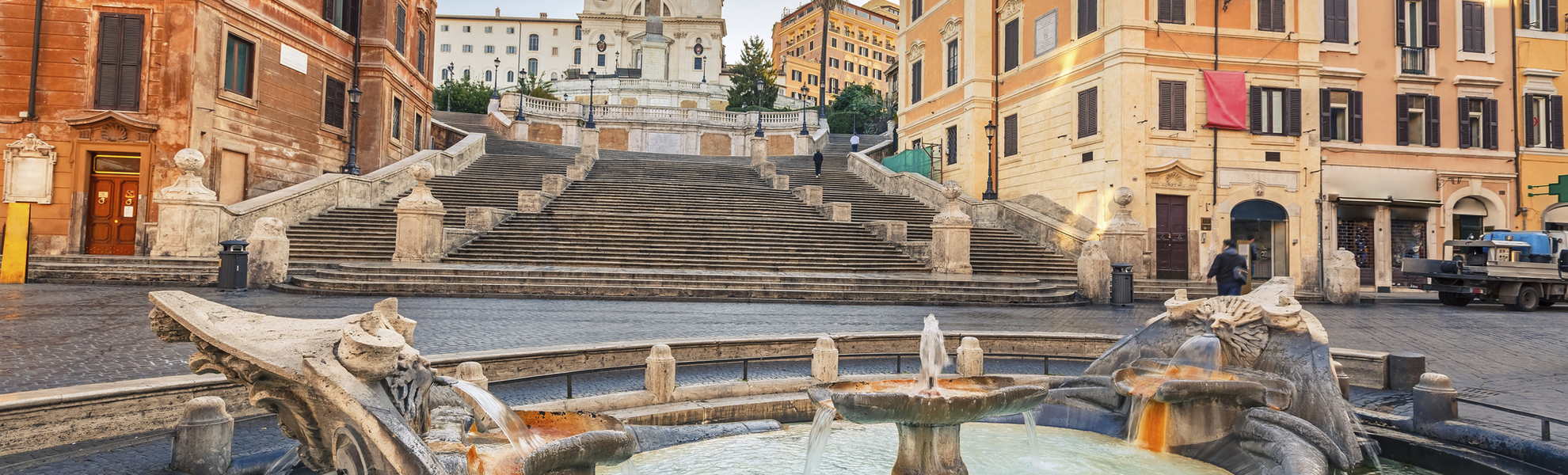 Die Spanische Treppe in Rom ist eine der bekanntesten Freitreppen der Welt, Italien