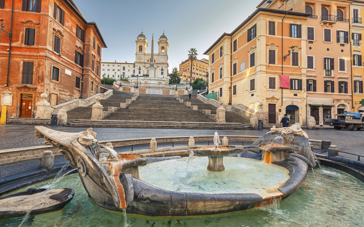 Die Spanische Treppe in Rom ist eine der bekanntesten Freitreppen der Welt, Italien