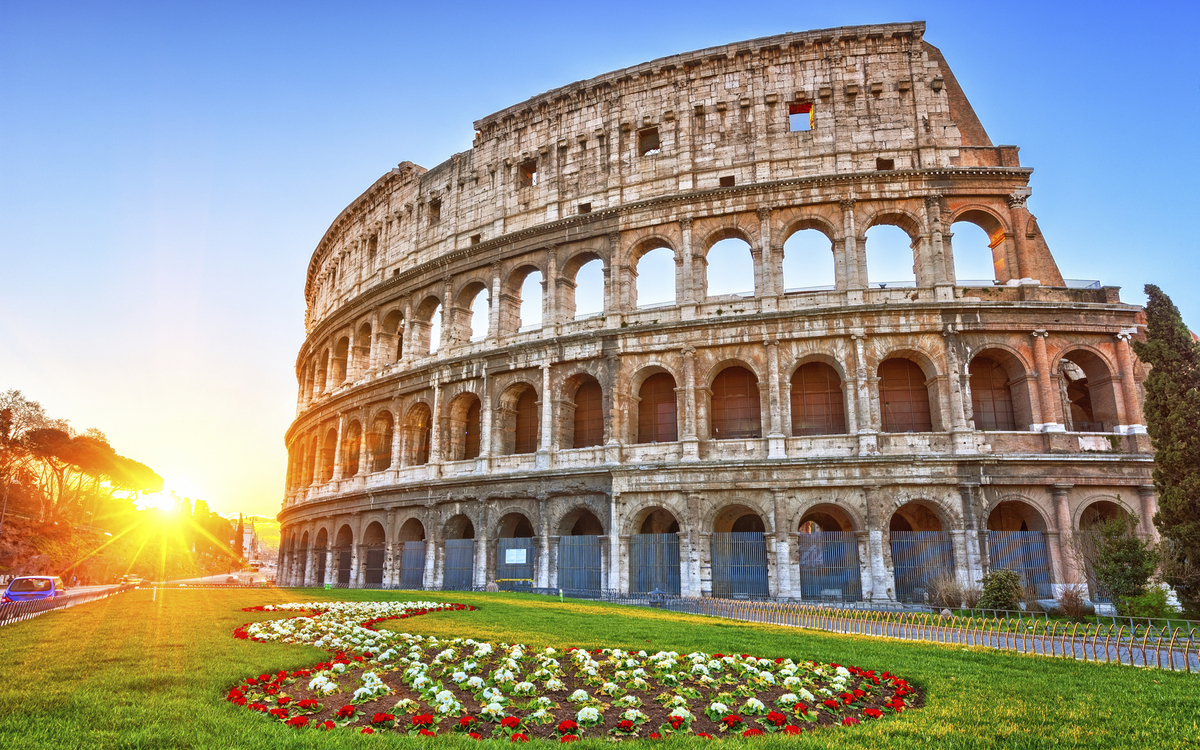 Sonnenaufgang am Colosseum in Rom, Italien