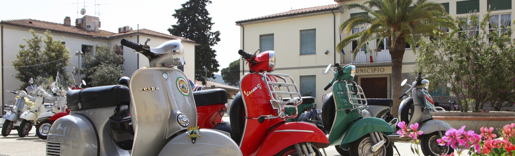Vespa Motorroller auf einem Platz in Portoferreio, Italien