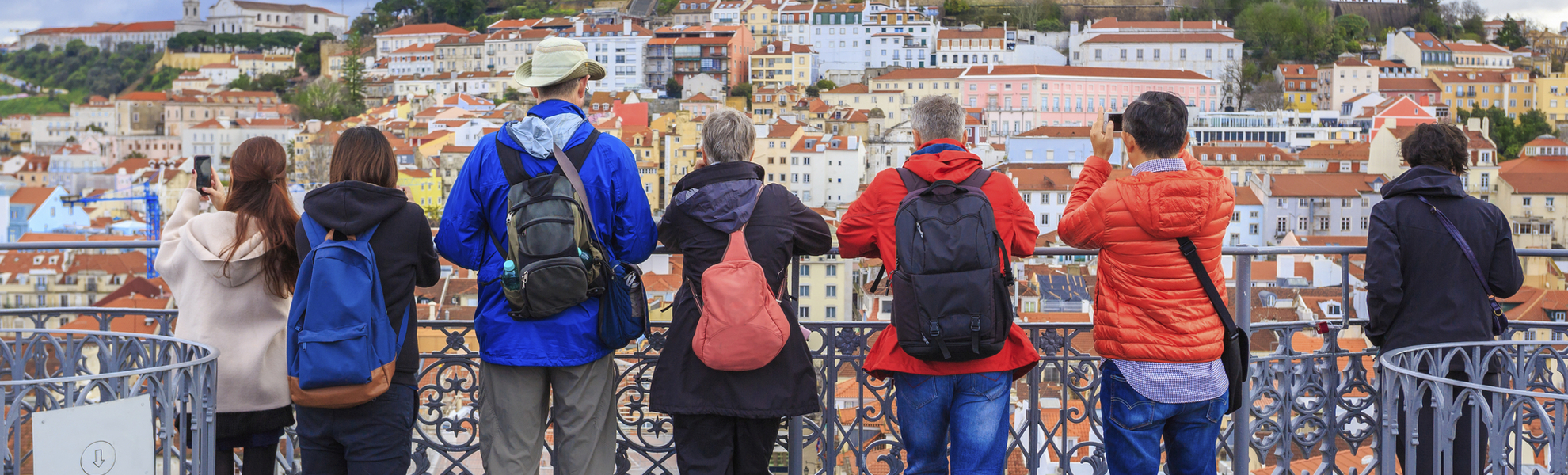Touristen auf einer Terrasse mit Blick auf Lissabon, Portugal