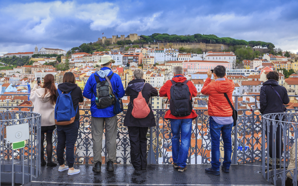 Touristen auf einer Terrasse mit Blick auf Lissabon, Portugal