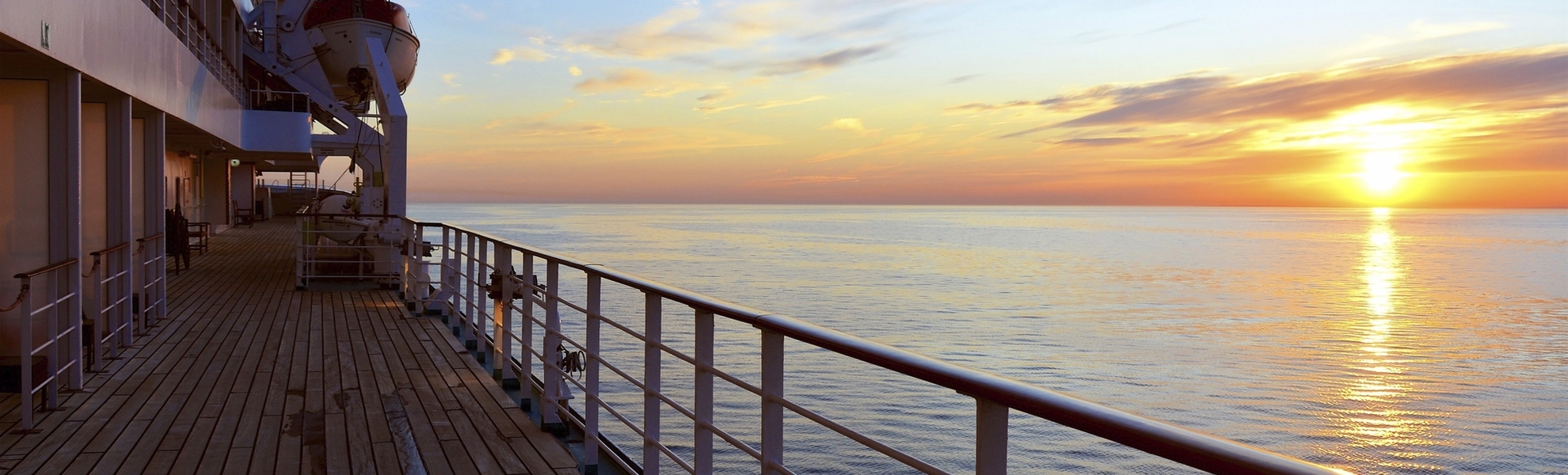 MS Amadea im Sonnenuntergang auf See