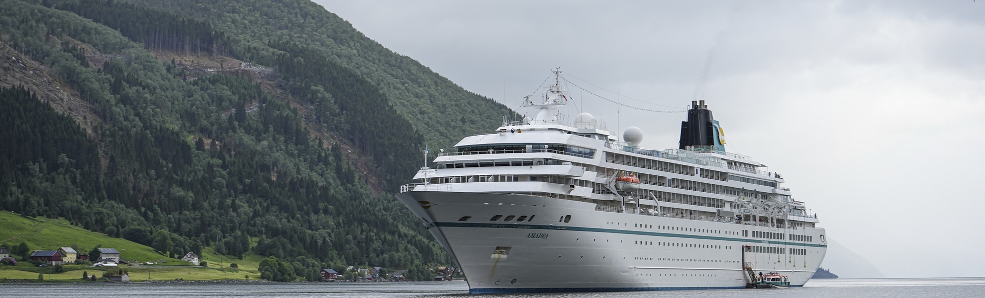MS Amadea im Nordfjordeid